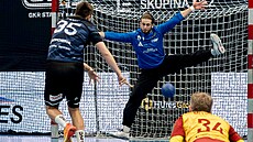 Tomá� Fech z Lovosic st�ílí na Karla �mída z Dukly v zápase extraligy házenká��.