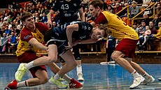 Souboj v zápase extraligy házenká�� mezi Lovosicemi a hostující Duklou.