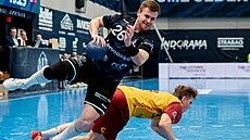 Martin �íha z Lovosic v zápase extraligy házenká�� s hostující Duklou.