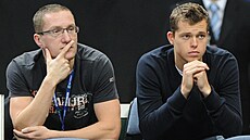 Michal �afá� (na fotografii vlevo) pomáhal v p�íprav� a zápasech i tenistce...