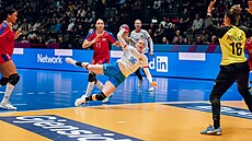Charlotte Cholevová st�ílí na branku soupe�ek z Kuby.