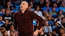 Trenér Lubo� Barto� sleduje výsledkovou tabuli v utkání kvalifikace o postup na...