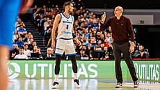 Trenér Lubo� Barto� radí Tomá�i Satoranskému v utkání kvalifikace o postup na...