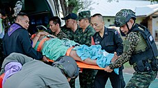 Pevoz zranného vojáka v pohraniním stetu mezi Thajskem a Kambodou (8....