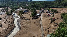 Zábr z dronu, který zachycuje znienou oblast na ostrov Sumatra (1. prosince...