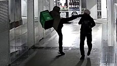 Záke�ný útok. Kurýr v Rusku kopl �enu do obli�eje