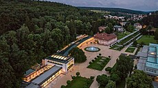 Ve�erní pohled na láze�ské centrum, Spole�enský d�m je vpravo.