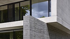 Spodní �ást, realizovaná pomocí prkenného bedn�ní a pigmentu, je tmavá a...