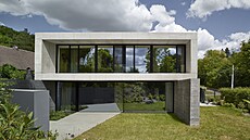 P�ízemí splývá se zahradou, zdi plynule p�echázejí v op�rné konstrukce svahu, a...