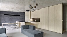 Vnit�ní prostor roz�le�uje vestavný nábytek z b�ezové dýhy. Sv�tlá dýha...