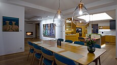 Nadstandardní velkost jídelního stolu 2 700 × 1 300 mm zohled�uje po�etnou...