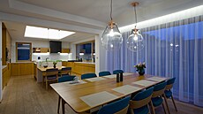 Svítidlo Tim nad jídelním stolem (Ton, �idle Merano také Ton) navrhlo studio...