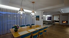 Svítidlo Tim nad jídelním stolem (Ton, �idle Merano také Ton) navrhlo studio...