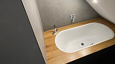 Kolem vany je te� p�íjemný odkládací prostor díky dubové desce vyrobené na...