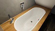 Kolem vany Kaldewei je te píjemný odkládací prostor díky dubové desce...