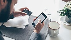 Online podvody se vyvíjejí. Visa a KB radí, jak z�stat o krok nap�ed