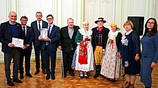 Ústecký kraj p�edal ocen�ní Zlatý D�bánek a Zlaté cimbu�í.