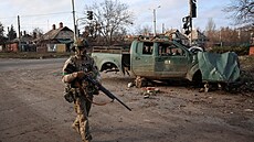 Ukrajin�tí vojáci procházejí kolem poni�ených budov ve m�st� Kos�antynivka (8....