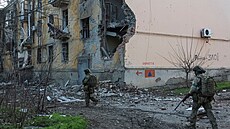 Ukrajin�tí vojáci procházejí kolem poni�ených budov ve m�st� Kos�antynivka (8....