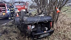 Osmnáctiletý mladík jel po mokré silnici píli rychle, vz v nm vezl dv...