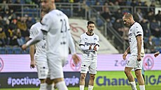 K�ídelník Slovácka MIlan Petr�ela (druhý zprava) b�hem utkání proti Plzni.