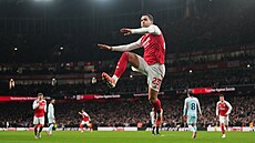 Zálo�ník Arsenalu Mikel Merino slaví gól do sít� Brentfordu.