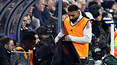K�ídelník Liverpoolu Mohamed Salah na lavi�ce b�hem utkání s Leedsem.