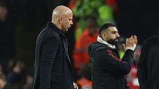 Kou� Liverpoolu Arne slot po remíze s Leedsem. V pozadí k�ídelník Mohamed Salah.