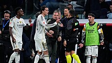 Obránce Realu Madrid Álvaro Carreras (druhý zleva) diskutuje se �tvrtým...