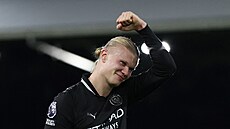 Úto�ník Manchesteru City Erling Haaland oslavuje výhru nad Fulhamem.