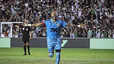 Úto�ník Santosu Neymar slaví vít�zný gól do sít� Juventude.