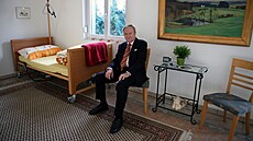 Ludwig Minelli v pokoji, kde jeho spolenost Dignitas nabízí eutanasii....