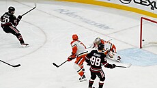 Ryan Greene (20) z Chicago Blackhawks skóruje v zápase s Anaheim Ducks,...