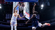 Zaccharie Risacher z Atlanta Hawks sme�uje v zápase s Philadelphia 76ers,...