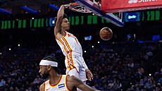 Jalen Johnson z Atlanta Hawks sme�uje po p�íh�e Nickeila Alexandera-Walkera.