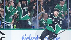 Jason Robertson (21) z Dallas Stars slaví gól.