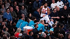 Karl-Anthony Towns (32) z New York Knicks málem skon�il na lavi�ce Charlotte...