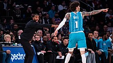LaMelo Ball ze Charlotte Hornets a jeho trenér Charles Lee se p�ou.