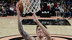 Vít Krej�í (27) z Atlanta Hawks zakon�uje na ko� Los Angeles Clippers kolem...