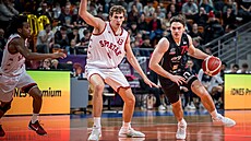 Franti�ek Rylich (vpravo) z Nymburka nají�dí v zápase s Brnem, brání ho Adam...