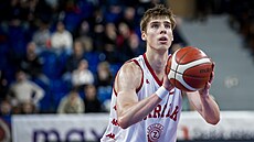 Petr K�ivánek z Brna p�i trestném hodu, jeho retrodres p�ipomíná brn�nskou...