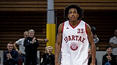 Ross Williams z Brna slaví v zápase s Nymburkem.