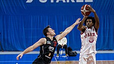 Ross Williams z Brna st�ílí na nymburský ko�, brání ho Franti�ek Rylich.