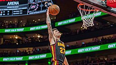 Vít Krejí (27) z Atlanty smeuje v zápase s Clevelandem.