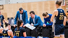 Petr Treml mlad�í mezi svými sv��enkyn�mi, basketbalistkami Levhartic Chomutov