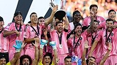 Lionel Messi (10) z Interu Miami zvedl nad hlavu MLS Cup.