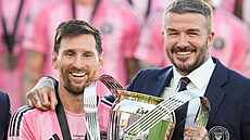 David Beckham (vpravo) a Lionel Messi dr�í za Inter Miami trofej pro vít�ze MLS...