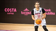 Jaromír Bohaík z Nymburka se chystá ke stele v zápase se Sabahem.