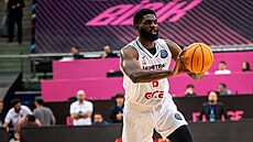 KeyShawn Feazell z Nymburka p�ihrává v zápase se Sabahem.