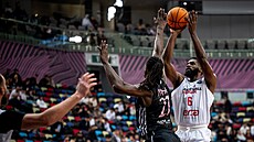 KeyShawn Feazell z Nymburka zakon�uje v zápase se Sabahem.